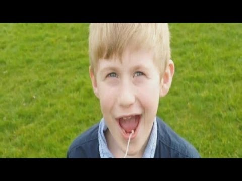 بالفيديو ..  أب يستخدم مروحية لنزع سن ابنه