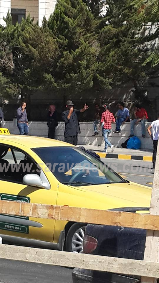 بالفيديو  ..   "فاقد للاهلية " يقف بمنتصف الشارع بصافرته منذ (10) اشهر في العبدلي ويعرض حياته والاخرين للخطر 