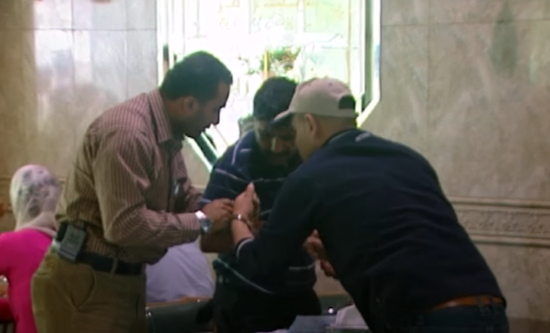 الكاميرا الخفيه: مجرم خطير داخل المطعم