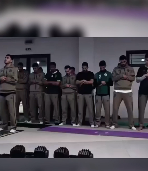 لاعب النشامى شرارة يؤم زملاءه في الرجاء المغربي بصوت خاشع