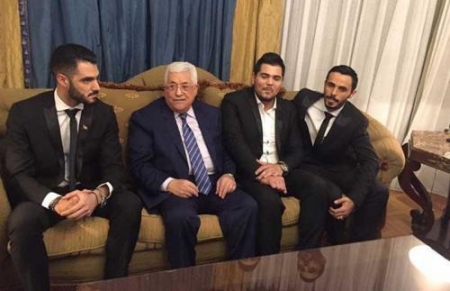  الرئيس الفلسطيني محمود عباس يلتقي المتنافسين على “أراب ايدول” وسيحضر النهائي!