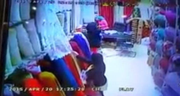 فيديو: فتاة محجبة تستخدم طفل لتنفيذ عملية سرقة محل