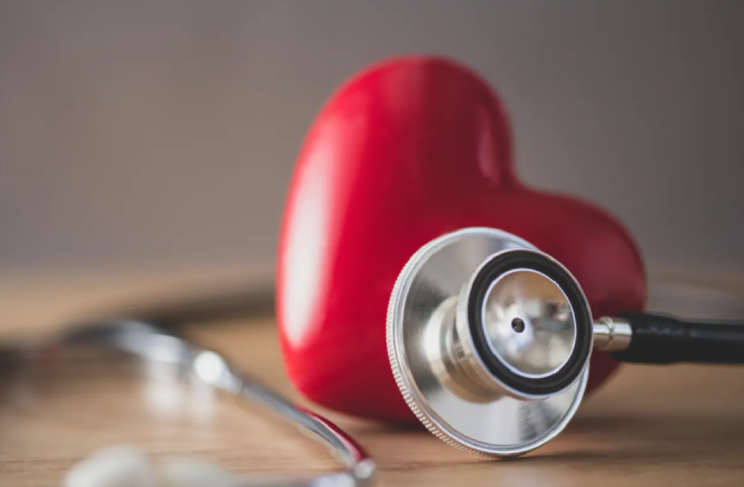 طبيب بارز يحذر من مشروب شائع ويصفه بـ(موت سائل)