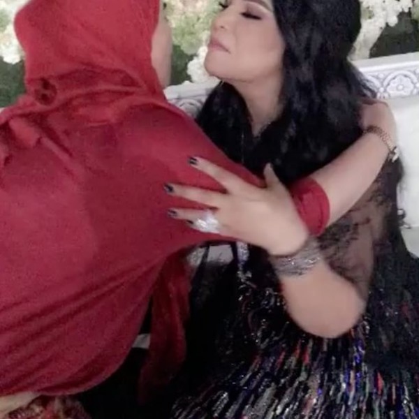 بالفيديو  .. فتاة فلبينية تبكي وتحقّق أمنيتها بلقاء أحلام