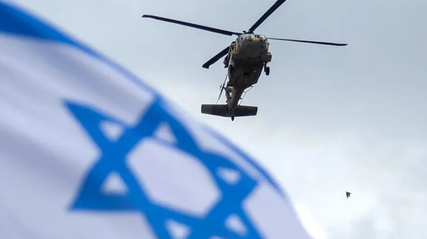 إعلام عبري: إصابة مروحية إسرائيلية بنيران حزب الله جنوب لبنان