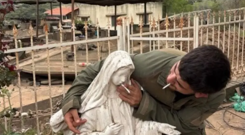صورة جديدة لجندي إسرائيلي تفجر غضبا ..  سيجارة ومشهد "مستفز"
