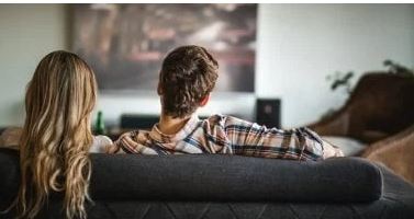 ما تأثير إعادة مشاهدة مسلسلاتك القديمة المفضلة على صحتك النفسية؟