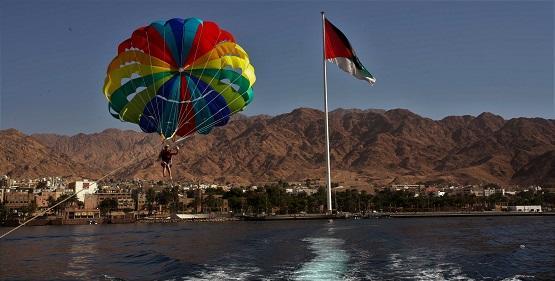 رغم الإعلان عن إصابة شاب في هجوم للأسماك المفترسة  ..  البخيت: لا شيء يثبت تواجد "القرش" بالعقبة  ..  فيديو 