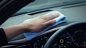 كيف تقوم بتنظيف الواجهة البلاستيكية الداخلية لسيارتك؟