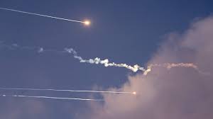 دوي صفارات الإنذار في "حيفا" بعد إطلاق صواريخ من إيران