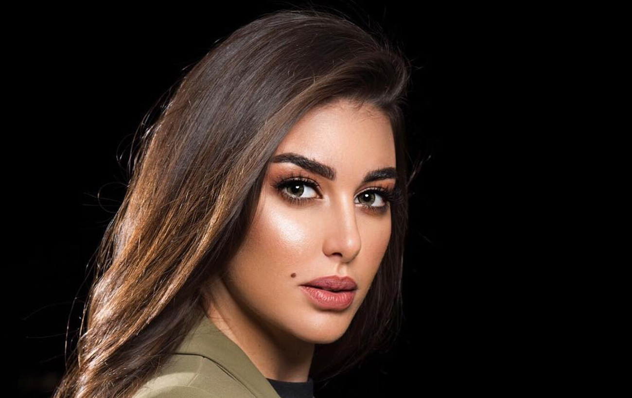 شاهد  ..  ياسمين صبري تلاعب قطتها 