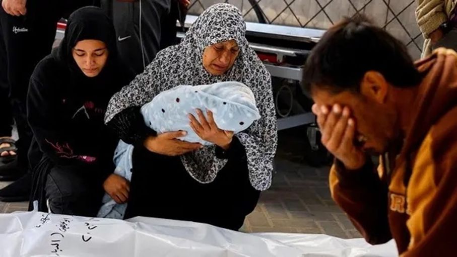 استشهاد طفلان ..  أطفال غزة يموتون من البرد