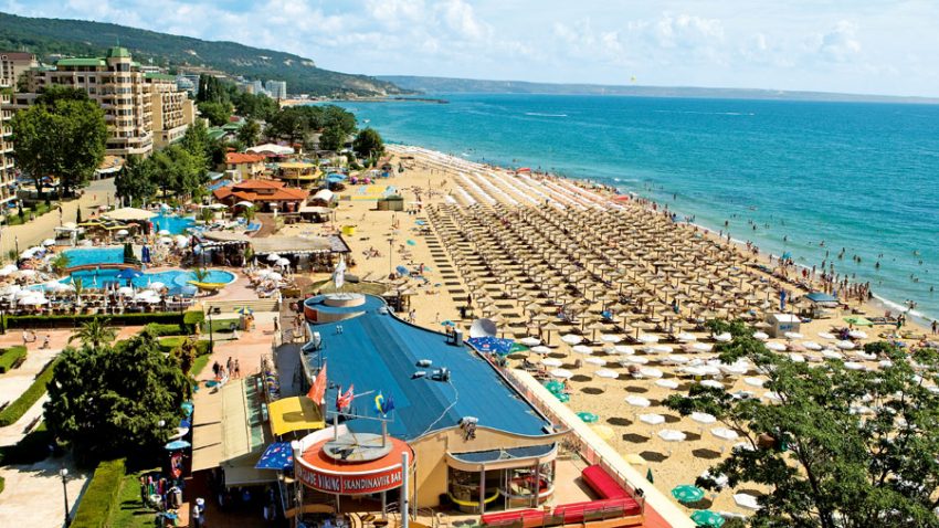 بالصور  ..  فارنا الوجهة المثالية لعشاق الحياة الشاطئية