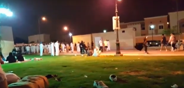 بالفيديو ..  مضاربة عنيفة بحديقة الحمراء بالرياض