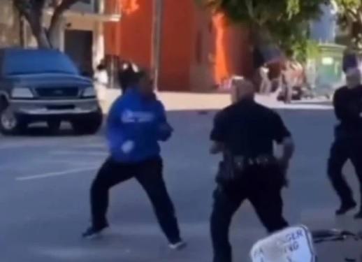 بالفيديو  ..  رجل يتحول فجأة إلى ملاكم محترف ويوجه لكمات ساحقة لرجال الشرطة 