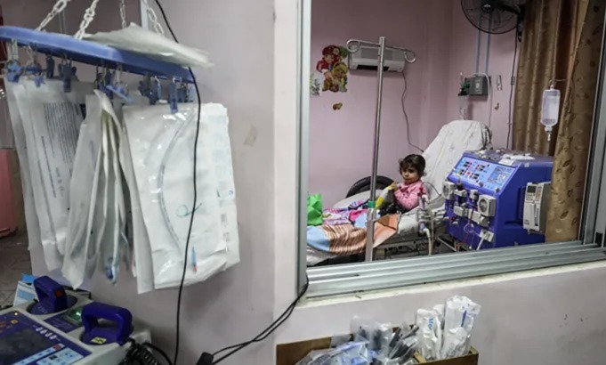 الحرب والسرطان ينهشان جسد طفلة من غزة