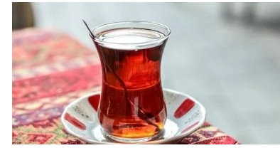 الشاي أم القهوة: أيهما الأفضل لصحة عظام المرأة بعد سن الستين