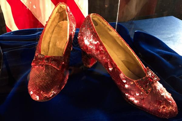 أمريكي يعترف بسرقته حذاء بطلة فيلم "ذي ويزرد أوف أوز" الكلاسيكي