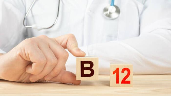 علامة منذرة لنقص فيتامين B12 في الساقين يمكن أن تحدث "فقط في الليل"
