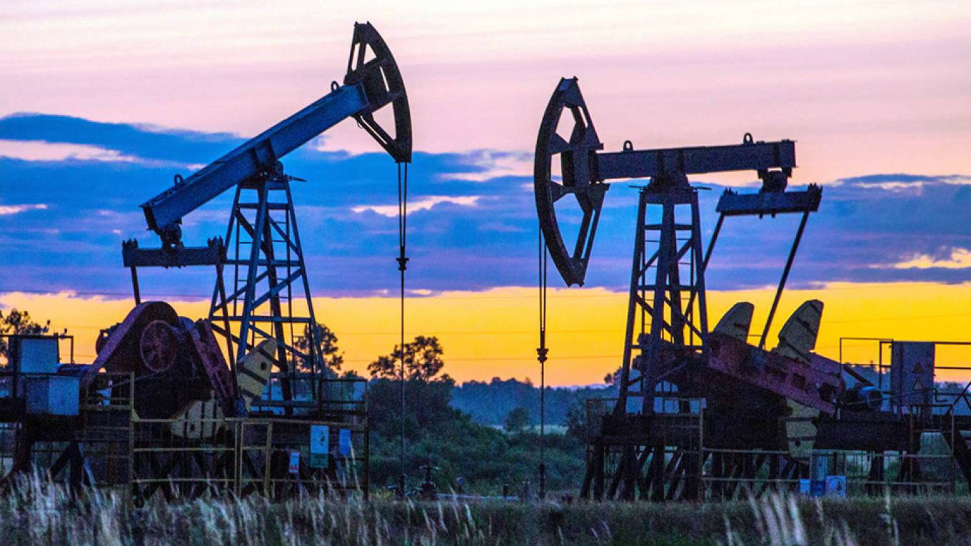 أسعار النفط تواصل ارتفاعها عالميا ..  فهل تشهد ارتفاع بالاسواق المحلية ؟