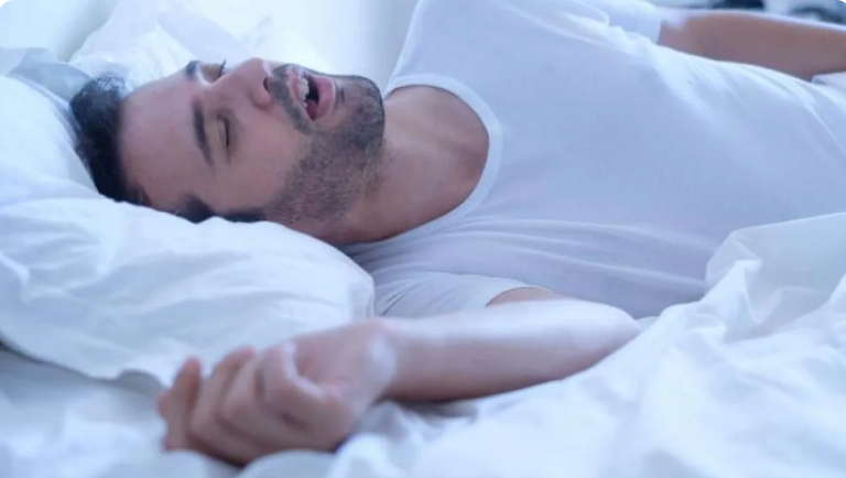 تستيقظ مرهقًا رغم النوم؟ 7 أطعمة قد تساعدك على التنفس بشكل أفضل ليلا