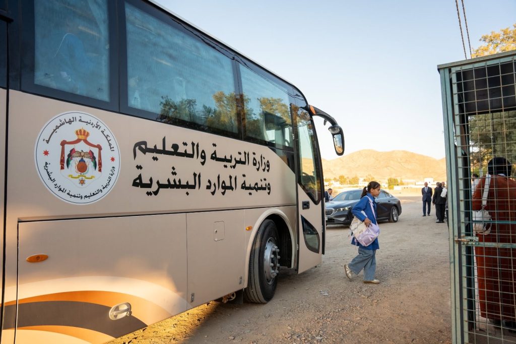 معاناة مستمرة لطلبة «التميز» في الكرك ..  الأهالي يطالبون بحلول عاجلة للنقل والطريق