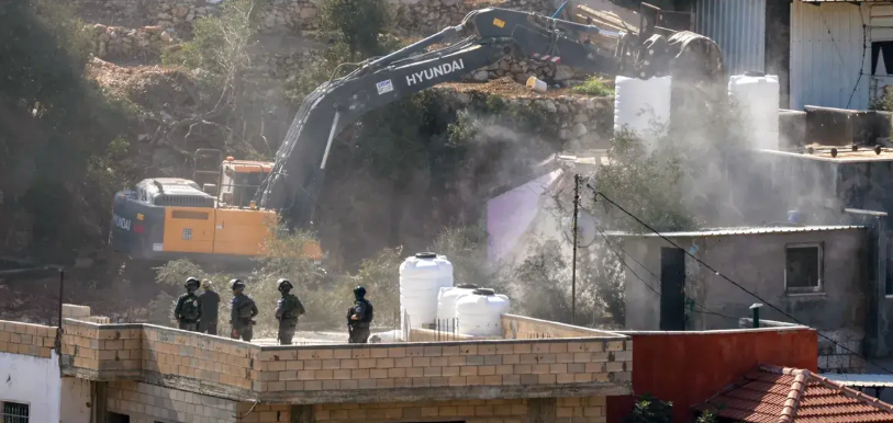 اعتداء مستوطنين على مسؤول فلسطيني في الأغوار وإلحاق أضرار بممتلكات القرية