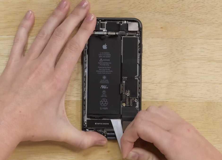 بالفيديو .. شاهد "كذبة" أيفون 8 ..  "صمغ" وبطارية أصغر!