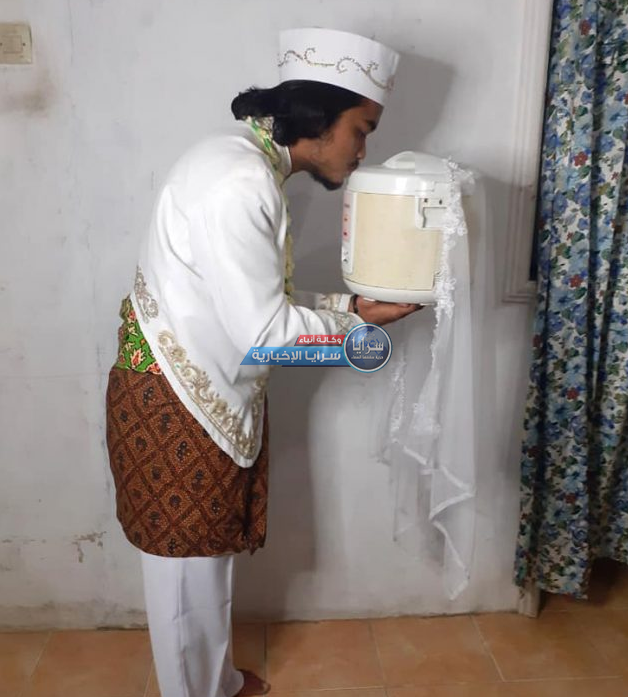 إندونيسى يطلق آلة طبخ أرز بعد 4 أيام من زواجهما  ..  صور 