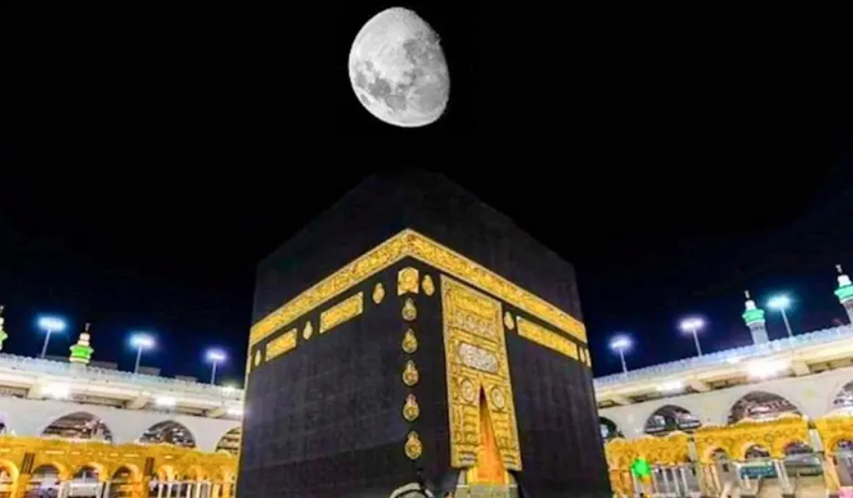 القمر يتعامد فوق الكعبة المشرفة غدًا في ظاهرة مشاهدة بالعين المجردة
