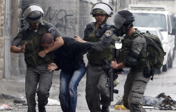 الاحتلال يعلن اعتقاله 12 فلسطينياً من الضفة