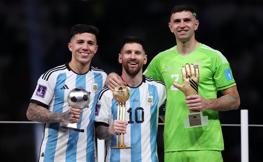 فيرنانديز ومارتينيز يحققان جوائز الأفضل بالمونديال