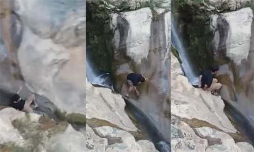 فيديو: شاب يسقط أثناء عبوره من فوق شلال بجيزان