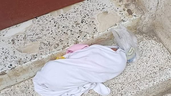 العثور على طفلة حديثة الولادة في عمّان والأم تترك رسالة: "والله إنها بنت حلال بس ما معي حق حليب" 