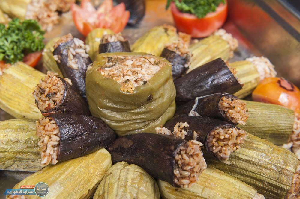 بطريقة مروّعة وغريبة  ..  رجل يحاول قتل والده وزوجته بالمحشي