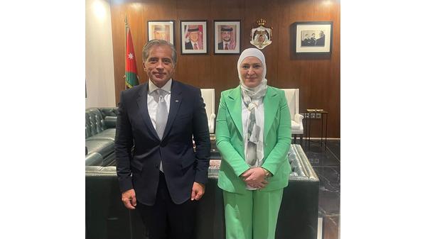 النائب الجراح تلتقي رئيس الوزراء وتبحث أبرز القضايا الخدمية وطريق البترول في إربد