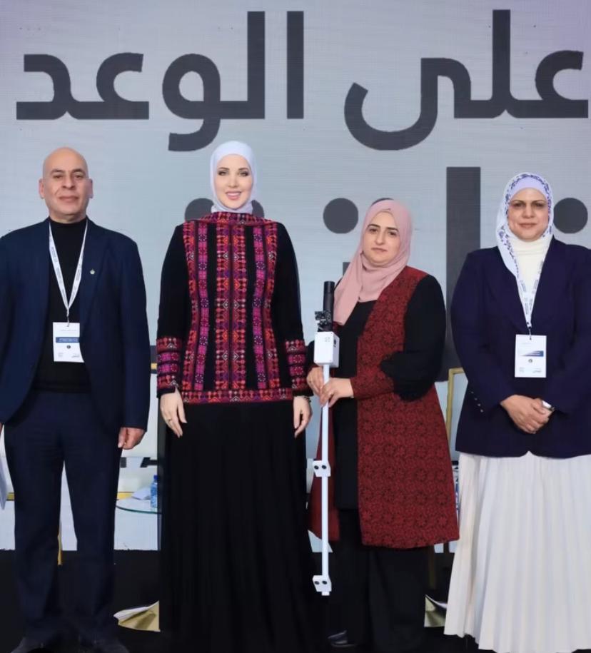 الطفيلة ..  معلمة تنجح في ابتكار عصا ذكية لذوي الإعاقة البصرية