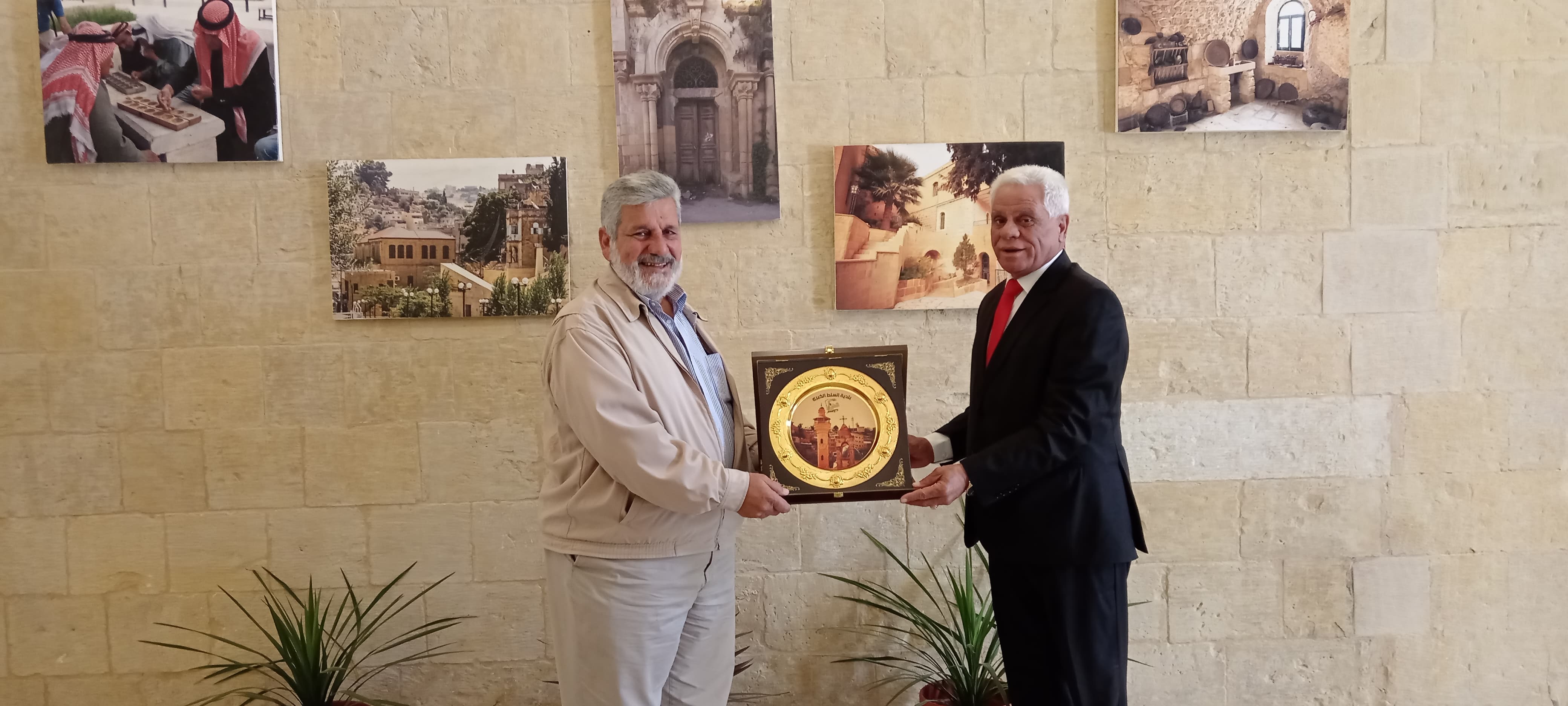 بلدية السلط الكبرى تكرم السيد باسم عيد قاقيش مالك أحد الابنيه التراثية في مدينة السلط 