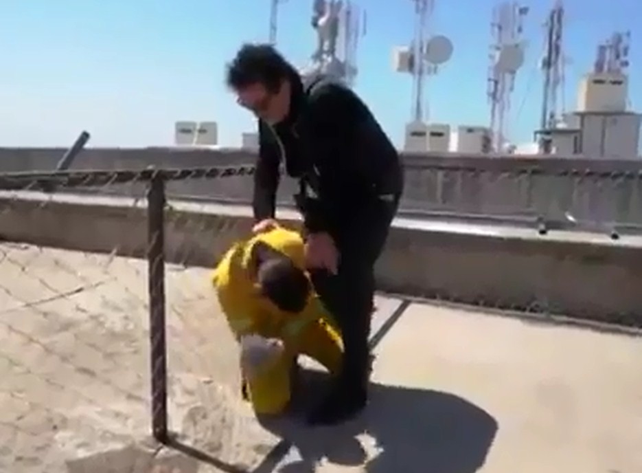 بالفيديو  ..  راغب علامة ينهال بالضرب على رامز جلال في " رامز بيلعب بالنار "