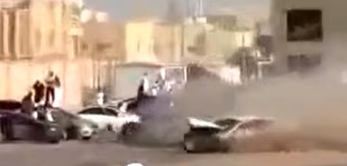 بالفيديو  ..  فتاة سعودية تتسبب بكارثة اثناء محاولتها "التفحيط" في الشارع