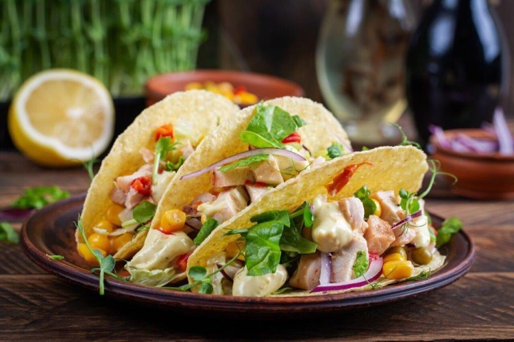 تاكو الدجاج المشوي مع سلطة كول سلو وكريمة الليمون