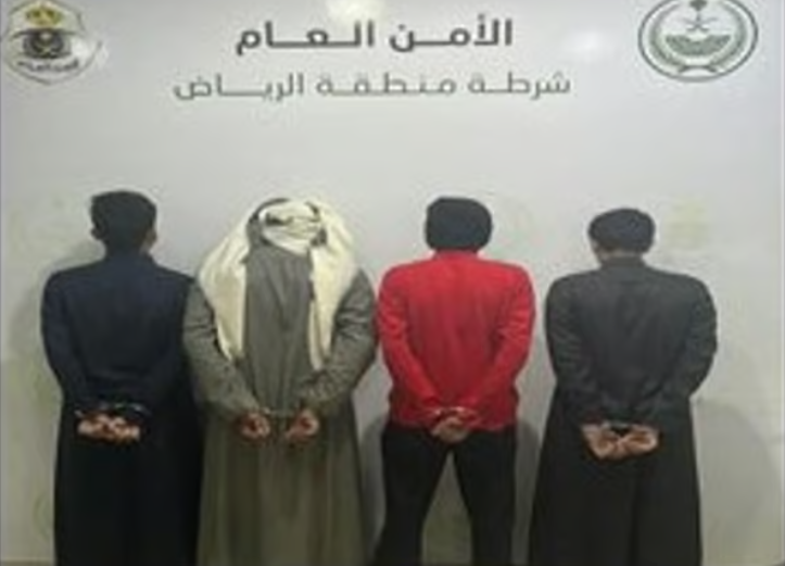 القبض على 4 أشخاص لسرقتهم حافلة في الرياض