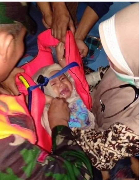 بالصور ..  بعد 3 أيام من سقوطها ..  العثور على رضيع حيا بين ضحايا الطائرة الإندونيسية