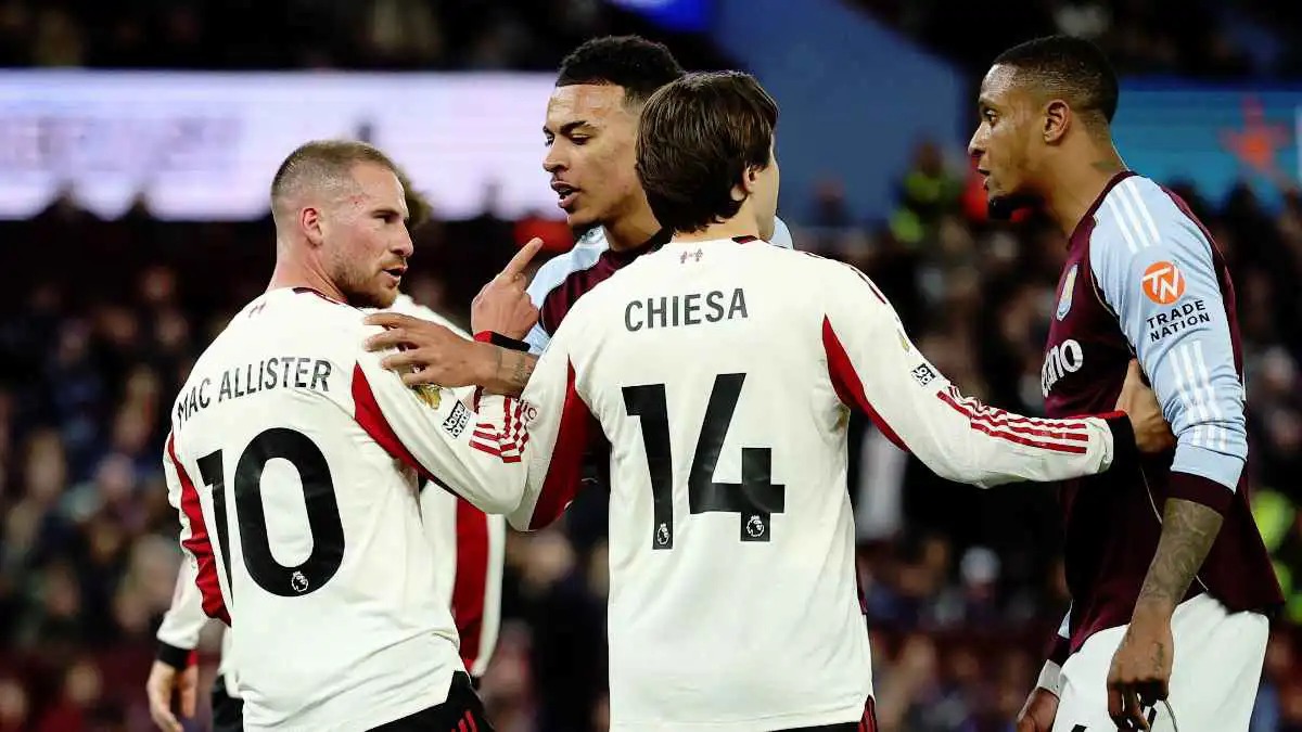 ليس محمد صلاح ..  كاراغر يشن هجومًا ناريًا على نجم ليفربول 