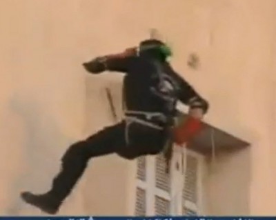بالفيديو : أحد مقاتلي القسام بقدم واحدة يجري إنزالاً من أحد الأبراج في غزة