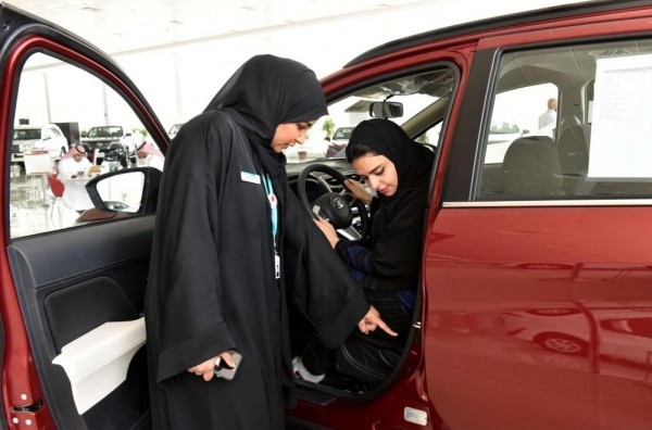 "الجيبة والصندل" ..  أكبر معوقات المرأة في قيادة السيارات