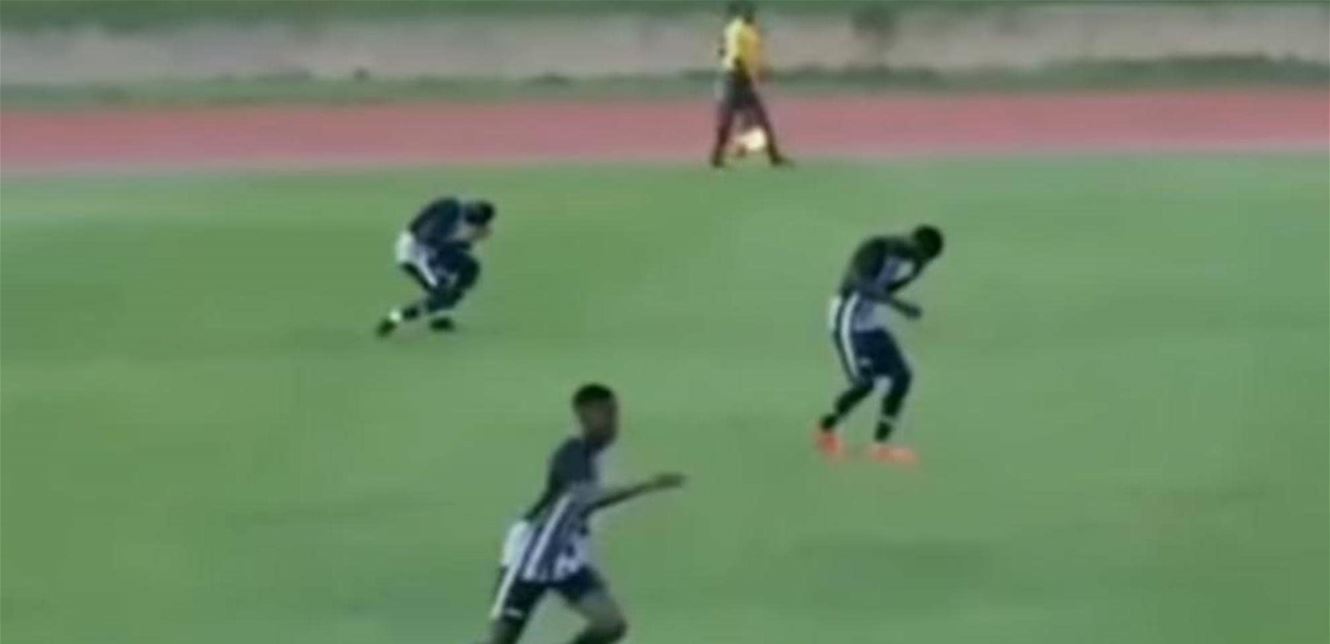 بالفيديو  ..  مشهدٌ مرعب  ..  البرق يصعقُ لاعبَيْن أثناء مباراة كرة قدم! 