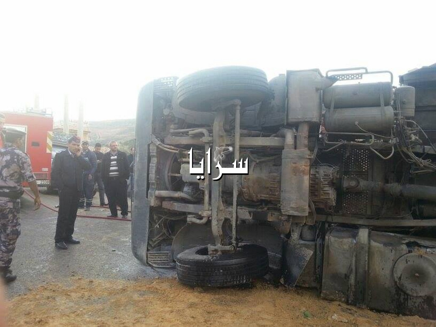 بالصور  ..  نفوق 150 رأس من الغنم  بتدهور شاحنة في جرش