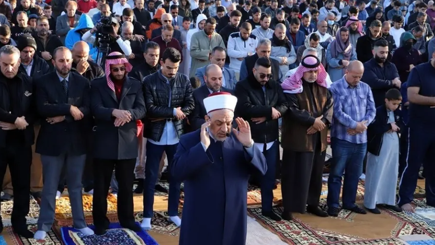 الأردنيون يؤدون صلاة عيد الفطر في جميع المحافظات