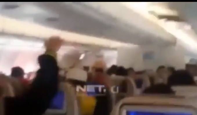 بالفيديو  ..  اصابة 30 راكباً على متن طائرة اماراتية بسبب "المطبات الهوائية"